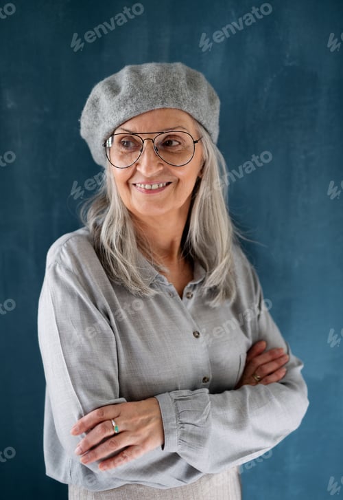 Preview: Elegant Senior Woman Posing in Grey Beret