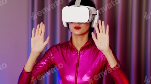Preview: VR GAMING BEDROOM WOMAN