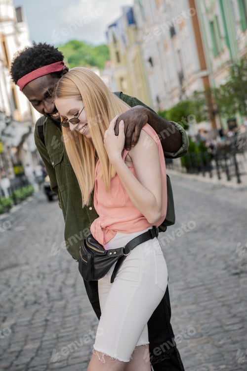 Preview: The couple walks around the city