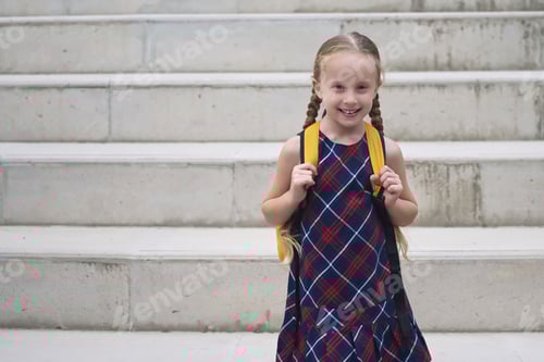 Visualização: com mochila amarela, estudante loira feliz sorri com pura alegria em sua jornada para a escola