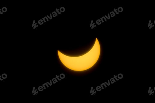 Preview: Solar eclipse featuring a diamond ring effect and baileys beads