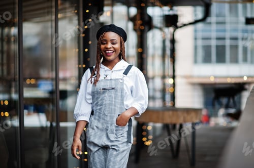 Preview: Black beret woman