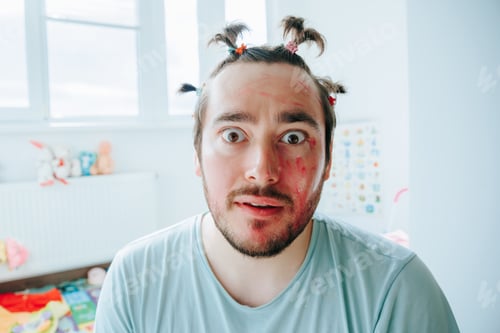 Preview: Gazing in Amusement at Make Up