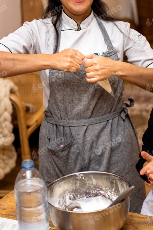 Preview: Christmas cookies workshop. A pastry chef prepares the pastry bag.