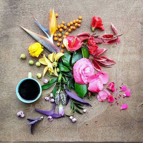 Preview: Creative coffee table top with beautiful flowers
