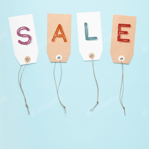 Aperçu: Ensemble de tags avec le mot SALE sur fond bleu. Réductions saisonnières en magasin