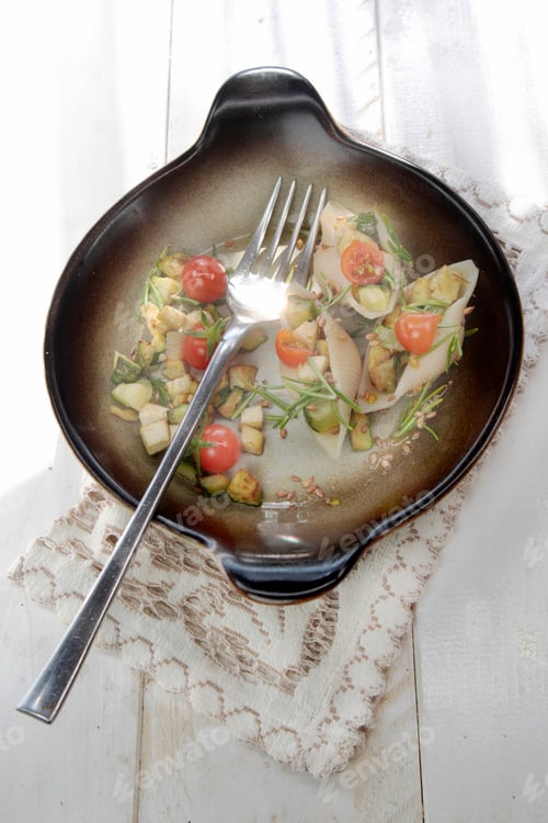 Preview: Vegan pasta shell iced with tofu and courgette sauce and olive oil