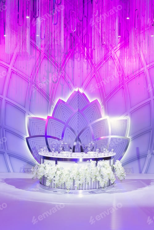 Preview: Luxurious wedding presidium in white with silver elements.