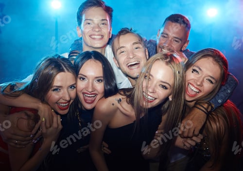 Preview: Friends in nightclub