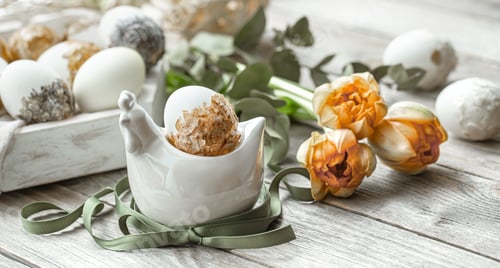 Preview: Spring easter composition with eggs and flowers on wooden surface close up.