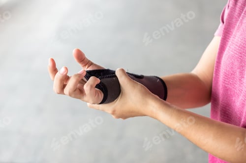 Preview: woman holding her wrist pain because using computer long time