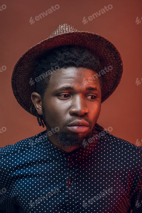 Preview: stylish african american man in straw hat isolated on burgundy