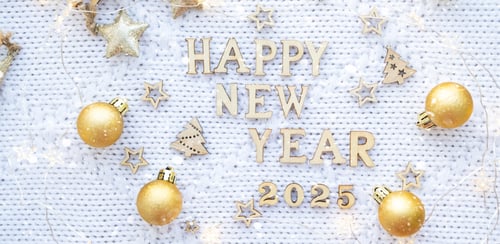 Visualização: Feliz Ano Novo, números de madeira 2025 em um aconchegante fundo de malha branca festivo com lantejoulas, estrelas, porco