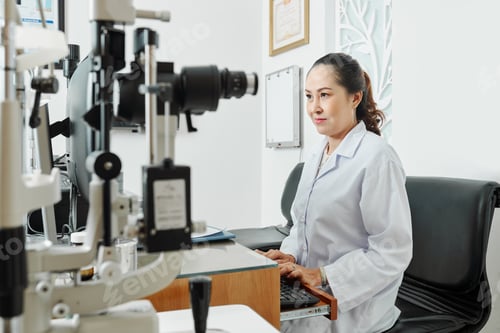 Preview: Ophthalmologist working at office