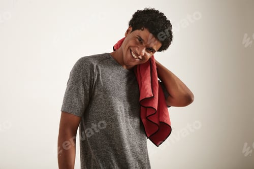 Preview: Athlete in gray shirt with red towel