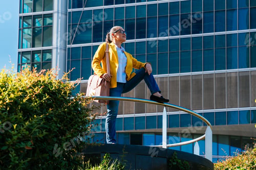 Preview: Senior businesswoman wearing business casual attire in the city
