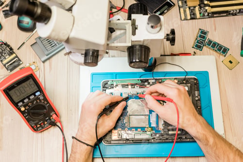 Vorschau: Überblick über die Hände eines professionellen Mechanikers mit Lötkolben während der Arbeit