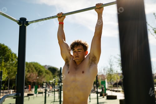 Preview: Strong young sportsman doing calisthenics