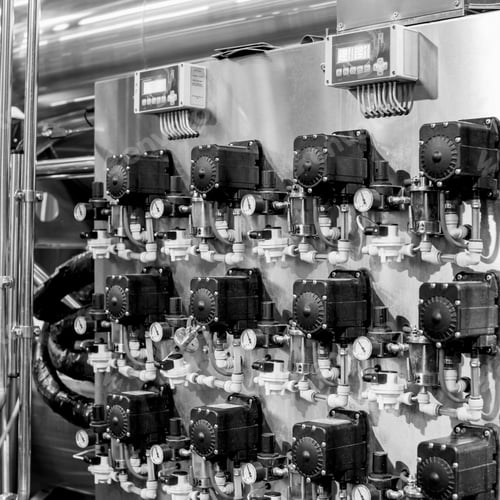 Preview: Black and white photo of modern industrial and technological equipment at the brewery