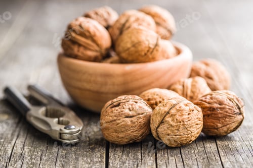 Preview: Tasty dried walnuts and nutcracker.