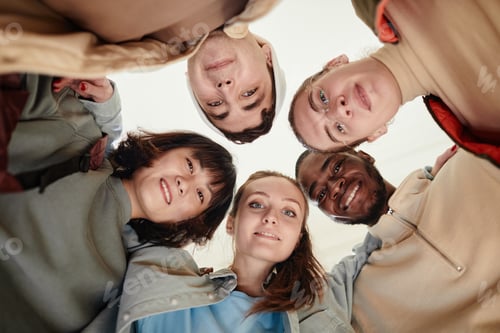 Visualização: Grupo de adolescentes em círculo