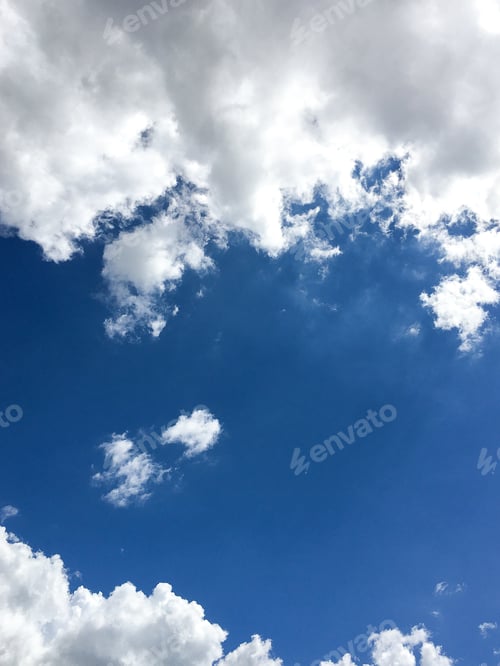 Vorschau: einige Wolken vor blauem Himmelshintergrund