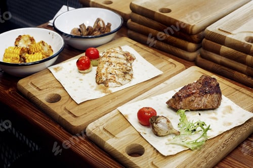 Preview: Juicy grilled steak with fried pepper tomato and garlic