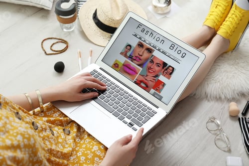 Preview: Fashion blogger with laptop on floor, closeup