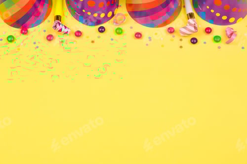 Visualização: fundo de festa de aniversário brilhante com chapéus, chifre e doces.