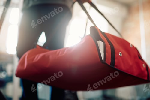 Preview: Close-up of pizza delivery person carrying thermal bag.