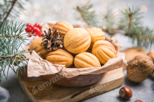Vorschau: Weihnachtsessen. Russische Shortbread-Kekse in Walnussform Oreshki
mit Karamell. Nahaufnahme