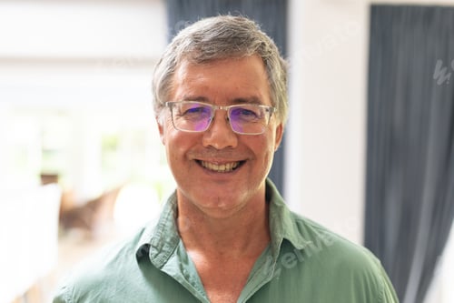 Preview: Portrait of smiling caucasian senior man in eyeglasses at home