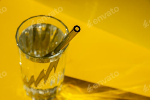 Preview: Reusable glass Straws in Glass with water on yellow background Eco-Friendly Drinking Straw Set with