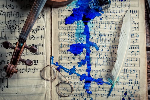 Visualização: Closeup de lençóis velhos e violino com tinta e penas