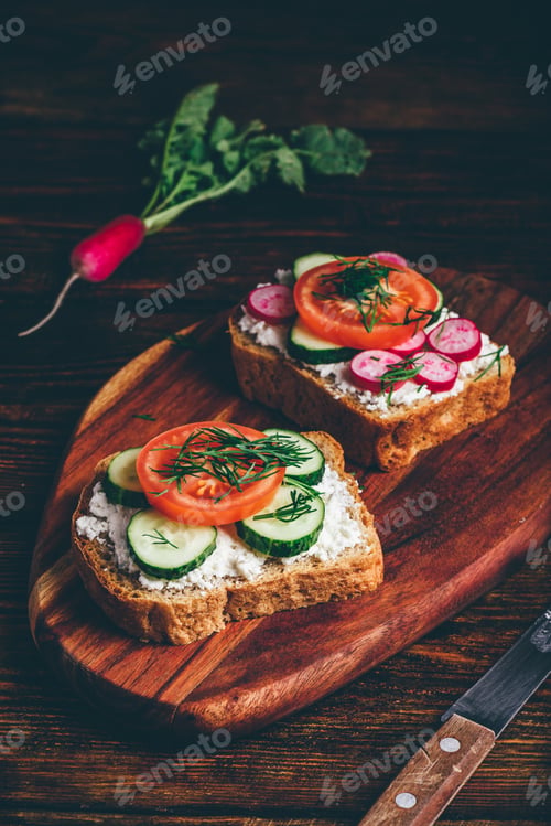 Preview: Vegetarian sandwiches with fresh vegetables