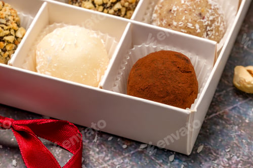 Preview: Assorted candies in a box