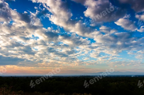 Vorschau: bunter dramatisch Himmel mit Wolken bei Sonnenuntergang.