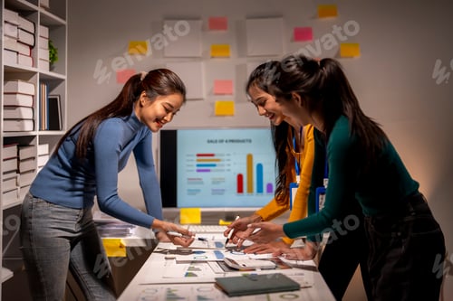 Preview: Three women are working together at a desk