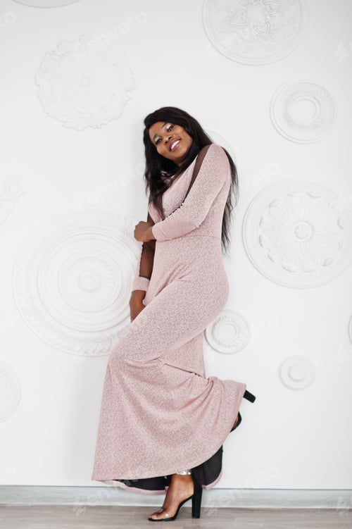 Preview: Model woman in pink brilliant evening dress