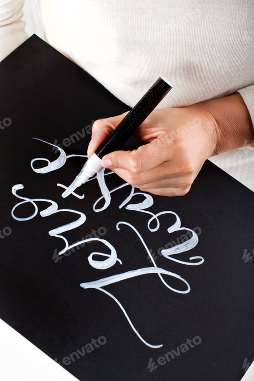 Preview: Woman writing on a small chalkboard zero waste lettering