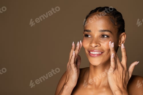 Preview: Smiling Woman with Natural Hair and Manicured Nails