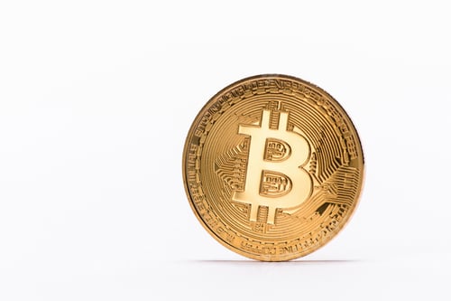 Vista previa: Vista de cerca del bitcoin dorado aislado en blanco