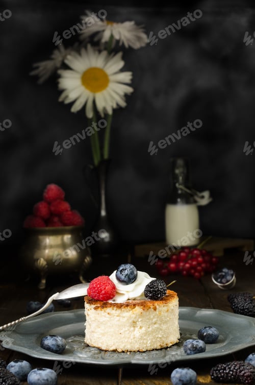 Preview: Ukrainian cheesecake with berries and cream, still life