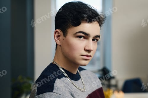 Vorschau: Porträt eines jungen Mannes im Büro
