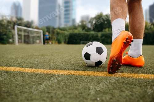 Vista previa: Male soccer player working with ball on the field