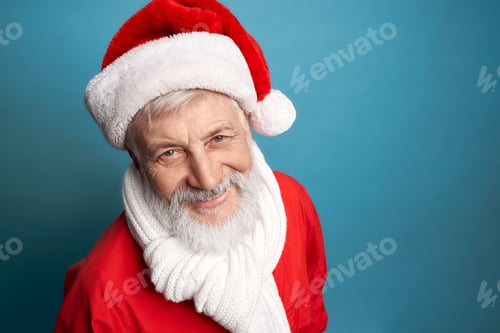 Preview: Bearded aged man in christmas red costume and white scarf
