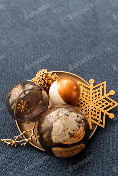 Preview: Golden Christmas baubles