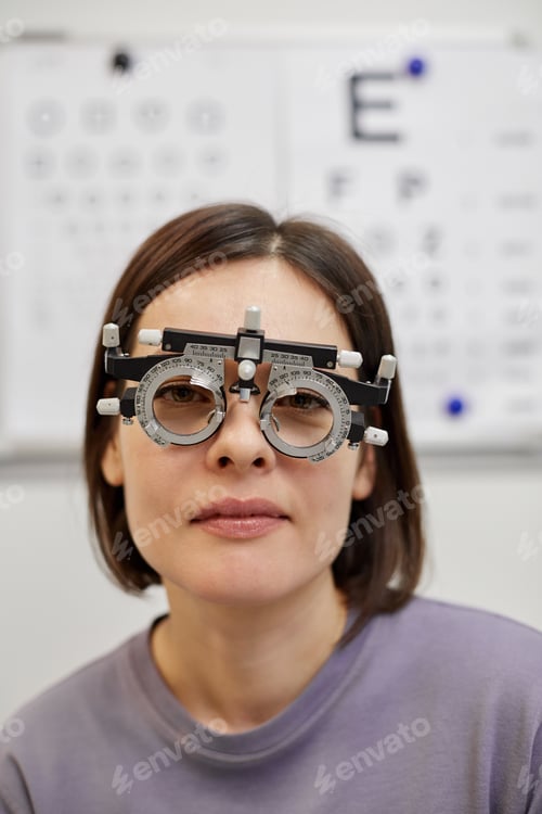 Preview: Woman Wearing Trial Frame