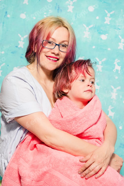 Preview: Mom Wipes The Baby After The Bathroom