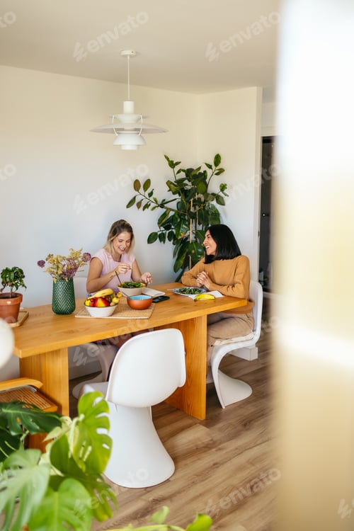 Preview: Women friends enjoying healthy meal at home